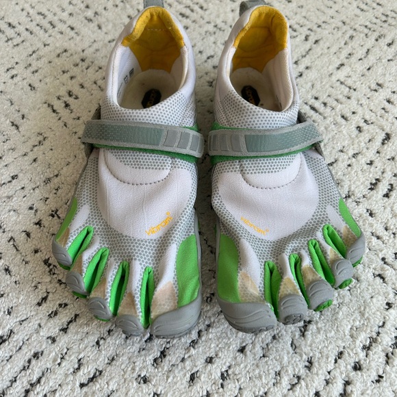 Vibram FiveFingers Green and Gray Toe Shoes Size 9-9.5 - Picture 1 of 6